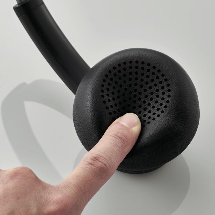 肌触りの良いやわらかなクッション性のある耳当てを採用