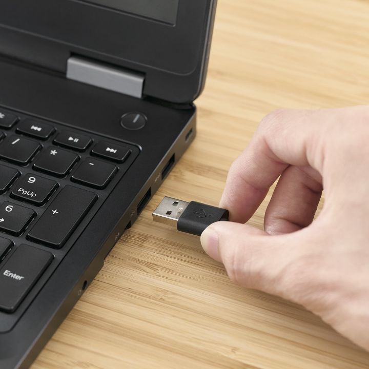 バッテリーがなくても、付属のケーブルで有線接続可能