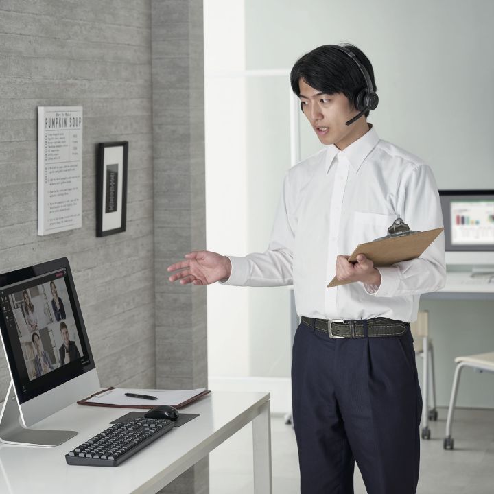 着信応答/終話やボリューム調整ができるボタン付きで、接続機器を触ることなく、ヘッドセット側で操作可能
