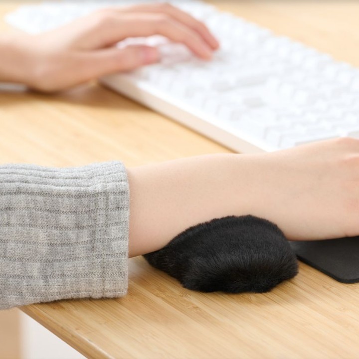 片手ずつ乗せるのにちょうどいいショートタイプ