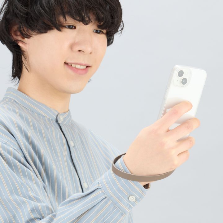 自分好みに組み合わせて使える「ストラップ」×「ケース」で、両手がふさがらず、サッとスマートフォンの操作ができる！