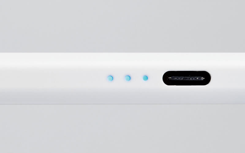 充電コネクターはUSB Type-Cタイプ。充電ケーブルが標準で付属