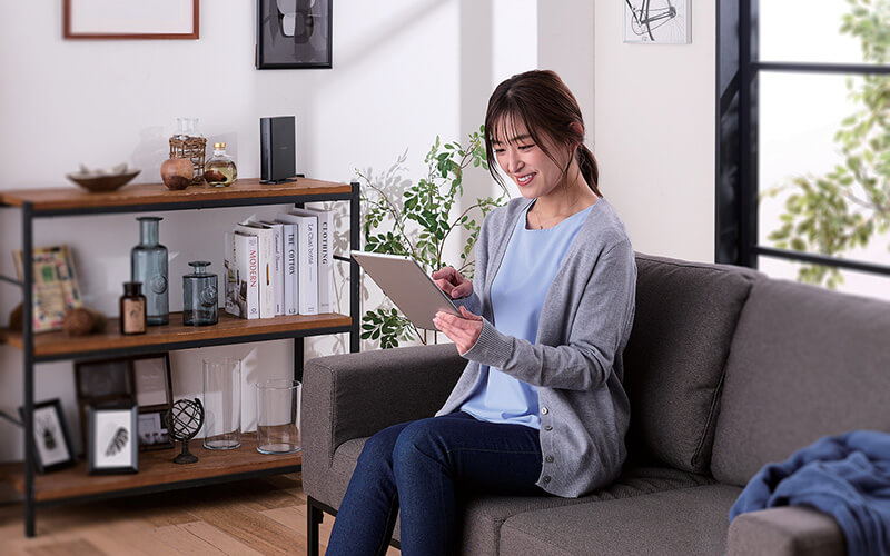 ソファーでくつろぎながらインターネット