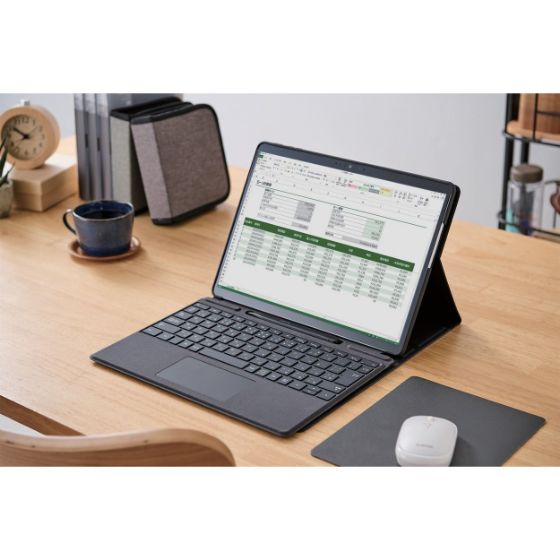 弾力性と硬さをあわせ持つTPU素材を使用！純正Surfaceペンホルダー付きの「フラップケース」