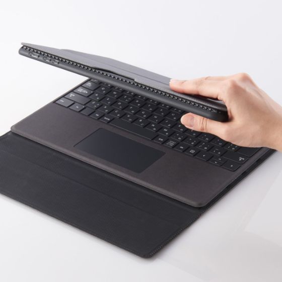 弾力性と硬さをあわせ持つTPU素材を使用！純正Surfaceペンホルダー付きの「フラップケース」
