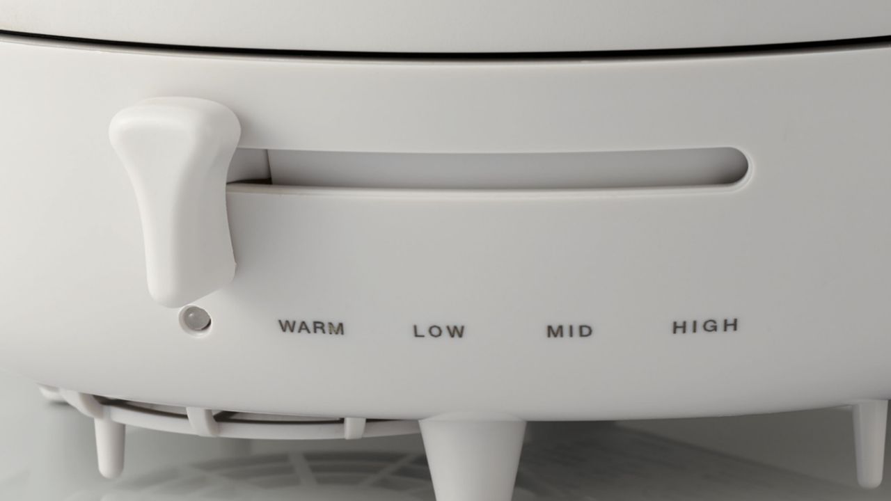 保温/LOW/MID/HIGHの4段階で出力調節が可能