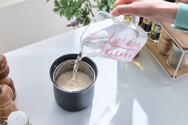 狭いテーブルやデスクの上でも使いやすい、縦型コンパクトタイプ