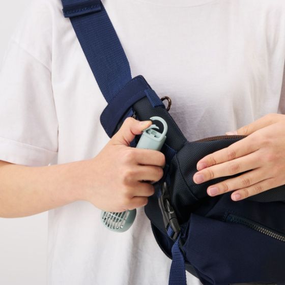 軽くてコンパクトでカラビナ付き。持ち運びに便利な携帯用ハンディファン