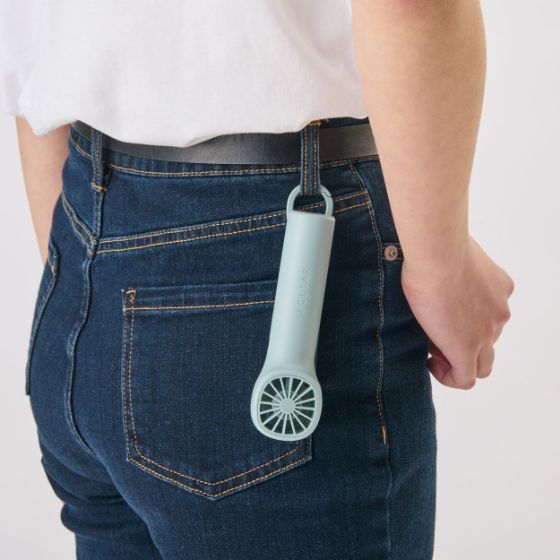 軽くてコンパクトでカラビナ付き。持ち運びに便利な携帯用ハンディファン