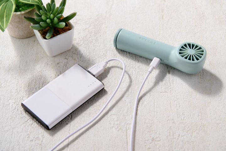 軽くてコンパクトでカラビナ付き。持ち運びに便利な携帯用ハンディファン