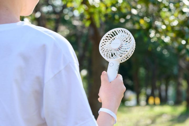 2Way で使える充電式スタンダードハンディファン