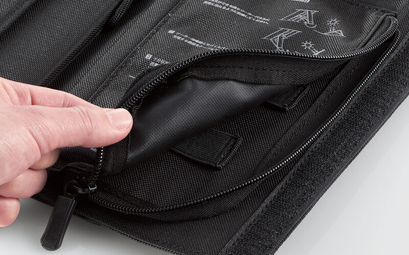 ケーブルやモバイルバッテリーなどを収納できるポケット付き