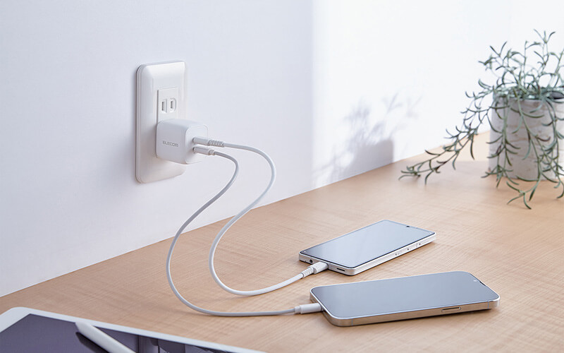 スマートフォンなら2台同時充電が可能
