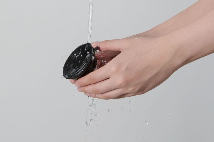 ダッシュボードの好きな位置にしっかり固定できる強力ゲル吸盤タイプ