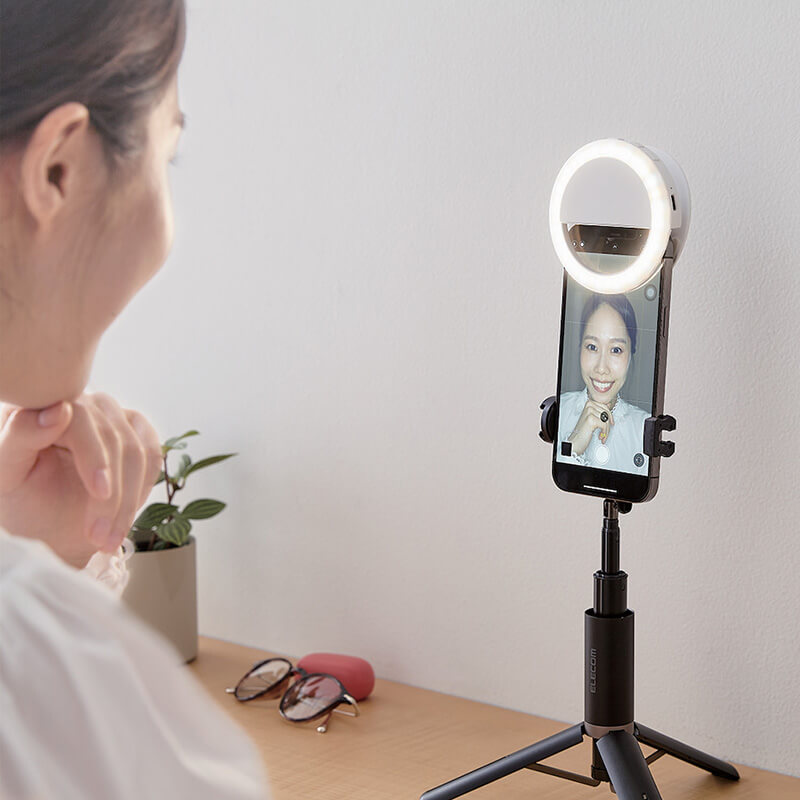 スマートフォンに挟んでの使用イメージ