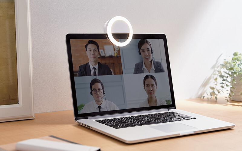 ノートパソコンに挟んでの使用イメージ