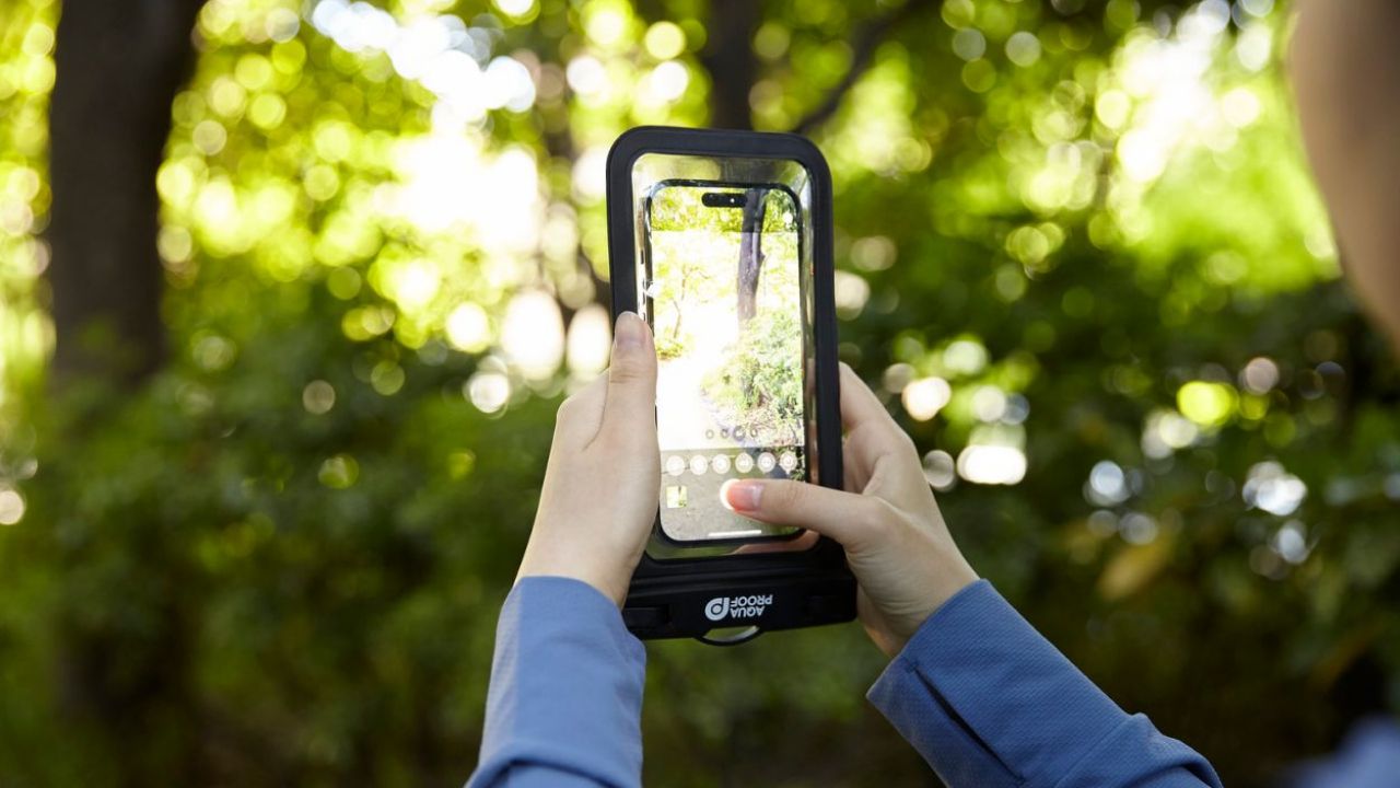 様々な場面で水や汚れを気にすることなくスマートフォンを使用可能のノーマルタイプ