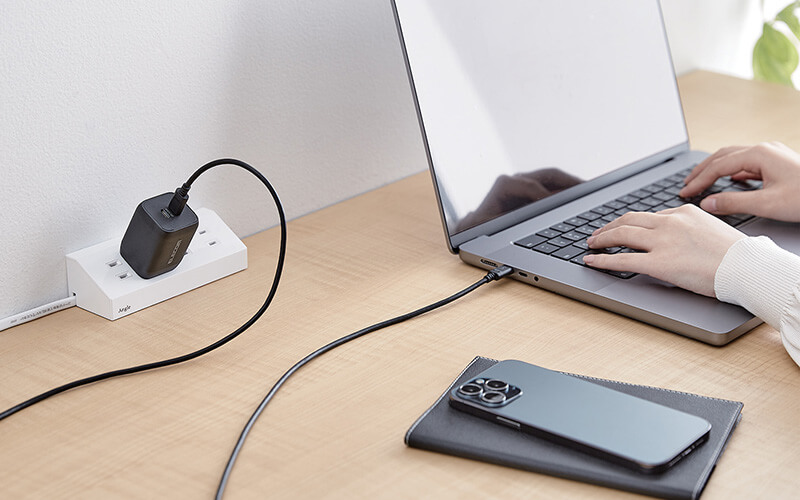 スマートフォンとWindowsノートパソコンの同時充電が可能