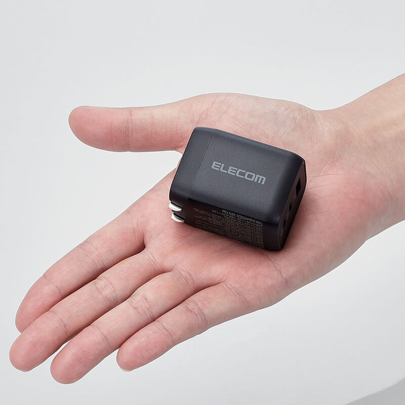 GaN IC採用で手のひらに収まる小型サイズを実現