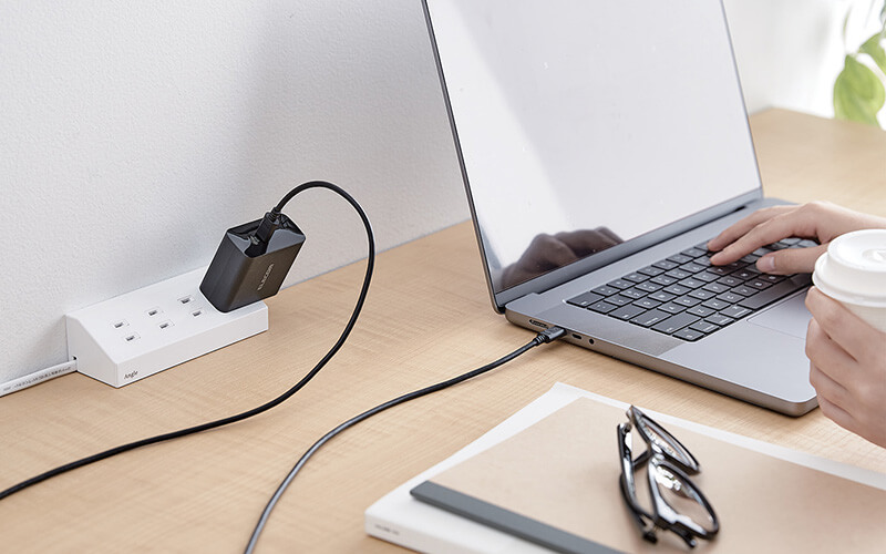 単独使用した場合、65Wまでの高性能ノートパソコンを充電可能