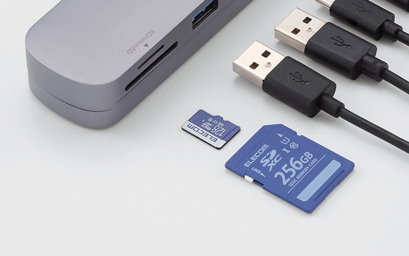 SDカードスロットとmicroSDカードスロットの2つを装備