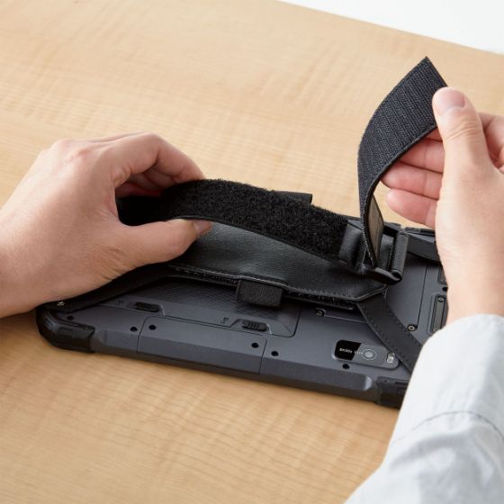 幅広ベルトでタブレットを持つ手をしっかりホールド
