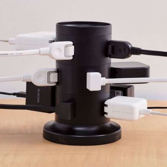 便利な小物置きトレーが付いたタワー型電源タップ