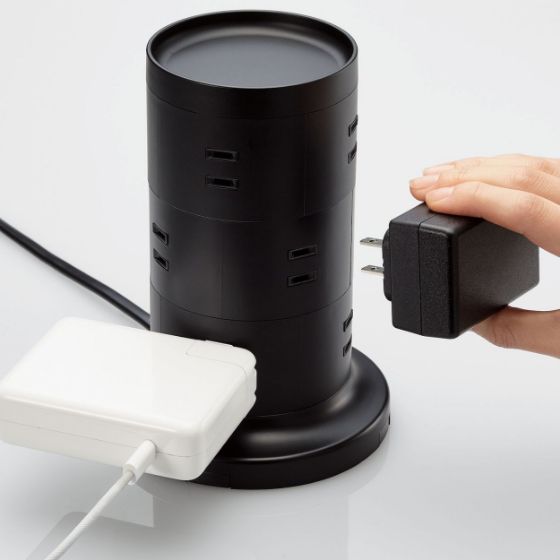 便利な小物置きトレーが付いたタワー型電源タップ