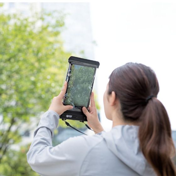 レジャーで使用可能なタブレット用防水ケース