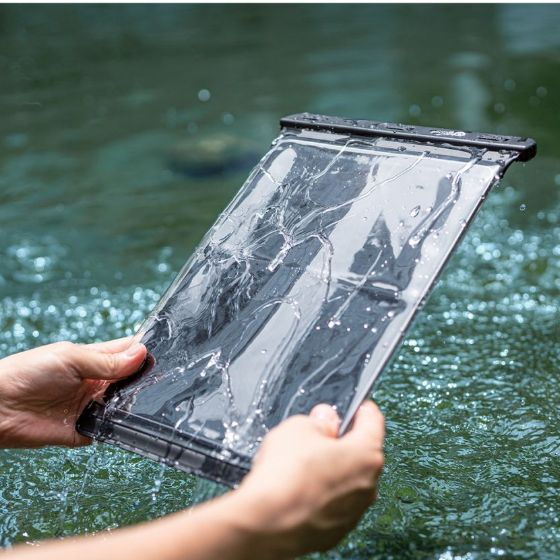 レジャーで使用可能なタブレット用防水ケース