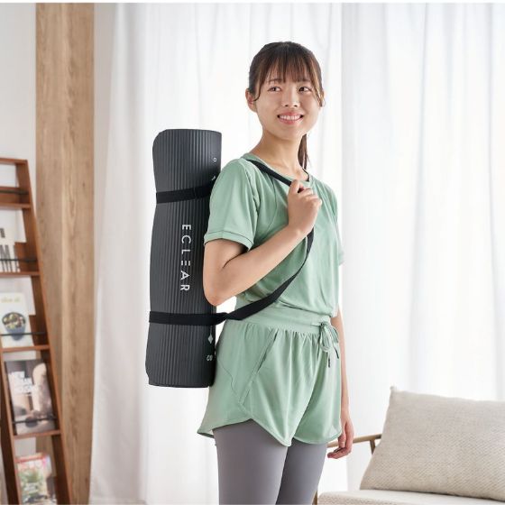 すべりにくい表面加工ガイドライン付きで正しい姿勢を意識できるトレーニングマット