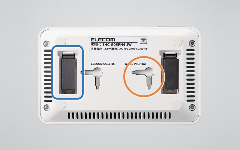 底面のマグネットと壁掛け用の設置穴