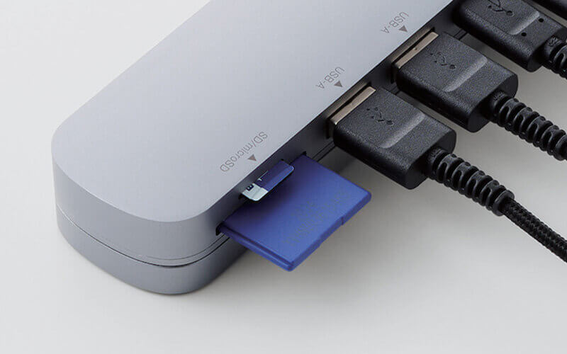 SDカードスロットとmicroSDカードスロットの2つを装備