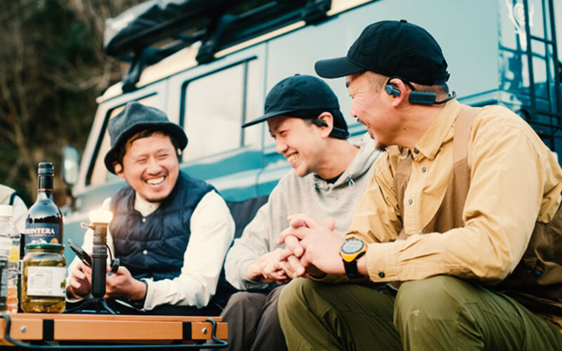 静かなキャンプ場でも、お気に入りの音楽を仲間と共有できる
