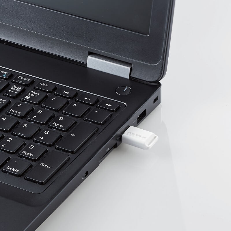 超小型のUSBメモリーのように差し込むだけで使える