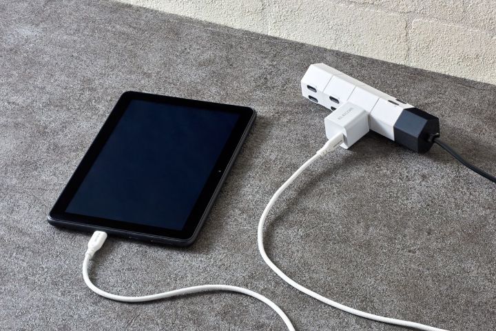 シリコン素材の柔らかさとナイロンメッシュの耐久性を持ち合わせた手触りの良いケーブル