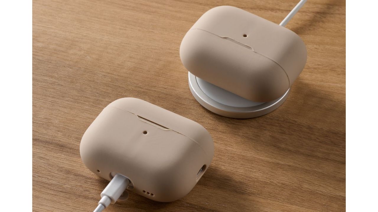 ケースを装着したままで、ワイヤレス充電や純正ケーブルでの充電が可能