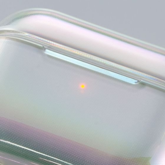 光の入り方や見る角度によって色合いが変化する華やかなオーロラソフトケース