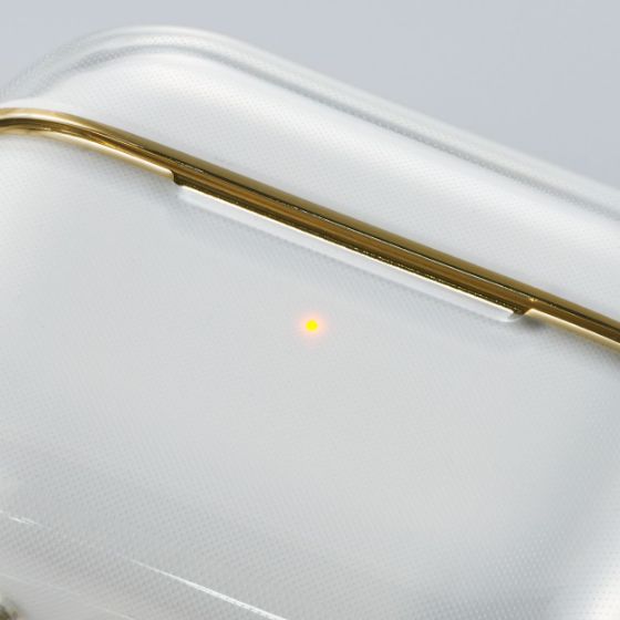高級感のあるゴールドの縁取りやカラビナで、シンプルな機器本体を活かすゴールドラインソフトケース
