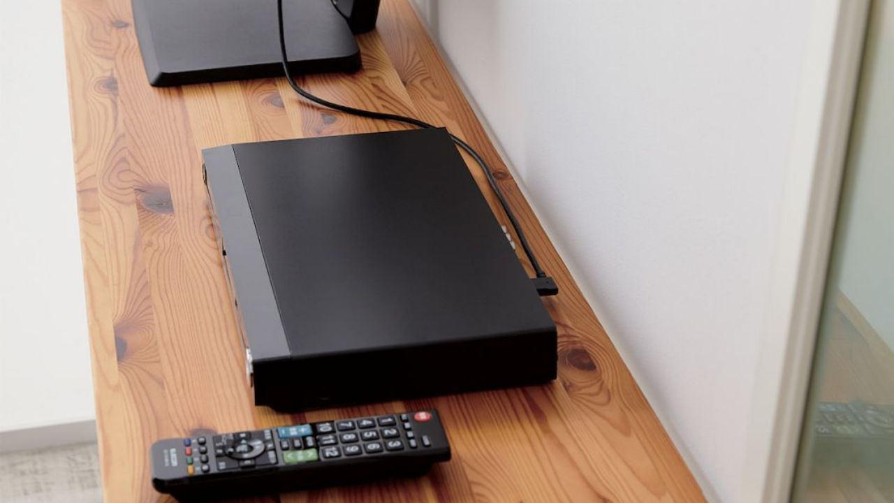 テレビ裏など機器を壁に寄せて設置可能に