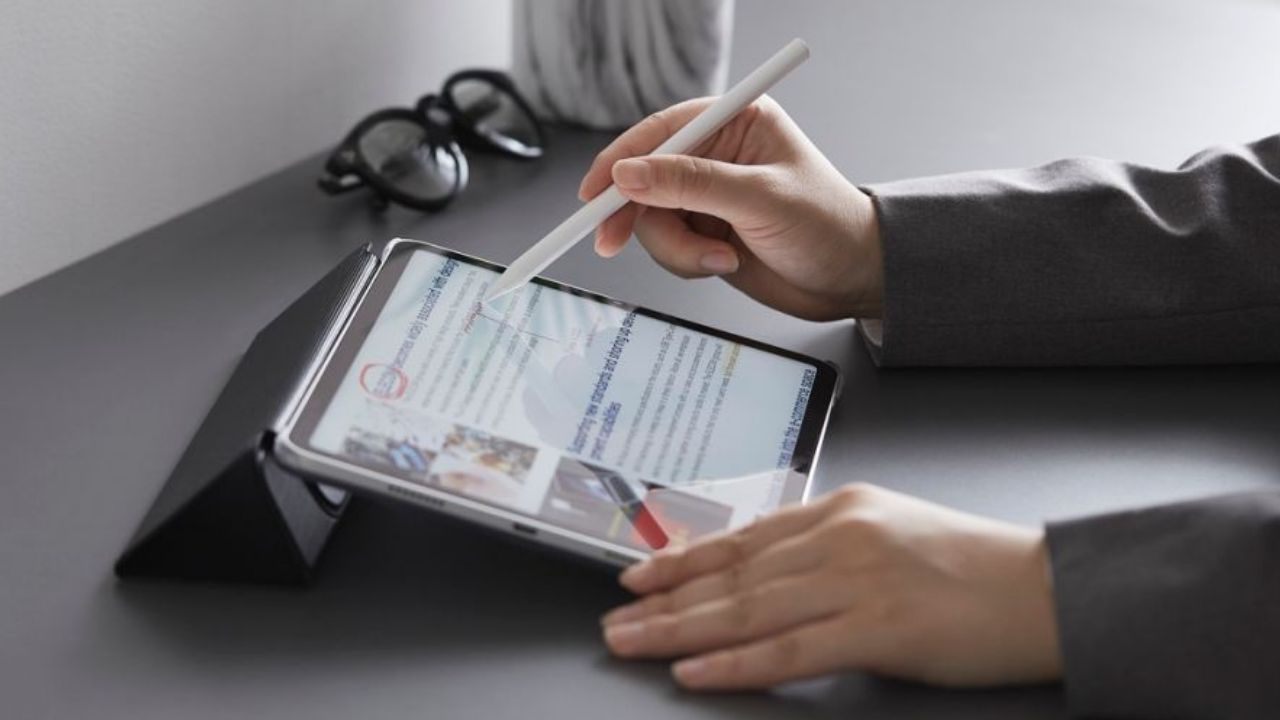 iPad本体に付けて保管と同時に充電ができる