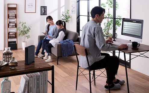 リビングに設置して、動画鑑賞やオンラインゲームを楽しむ