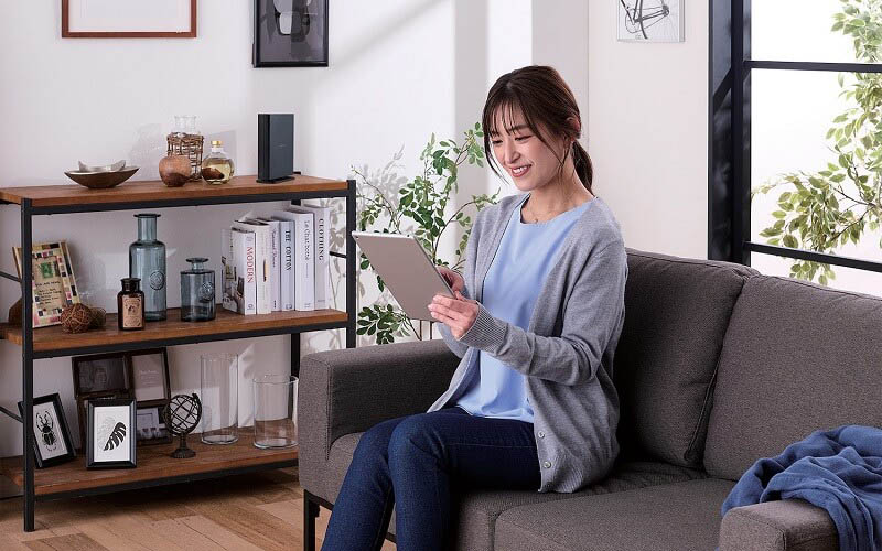ソファーでくつろぎながらインターネット