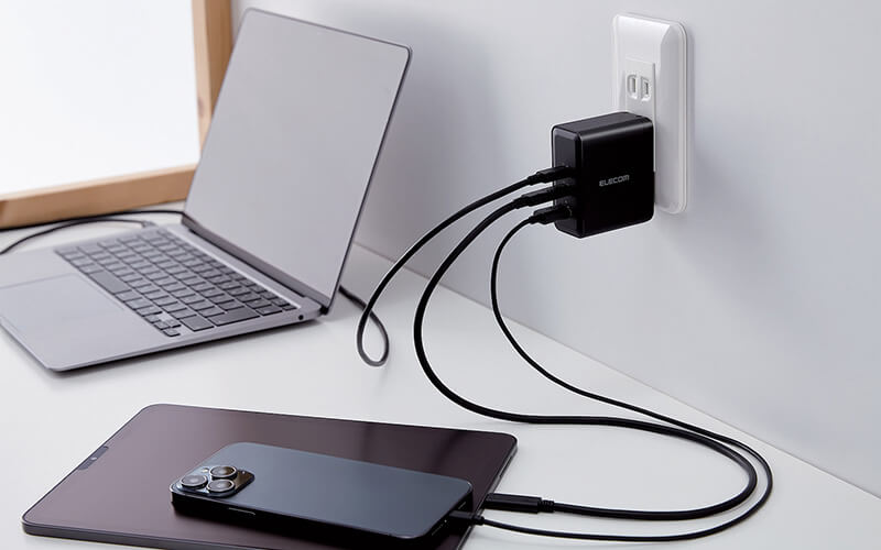 パソコンを充電しながら作業をしつつ、タブレットとスマートフォンを同時に充電可能