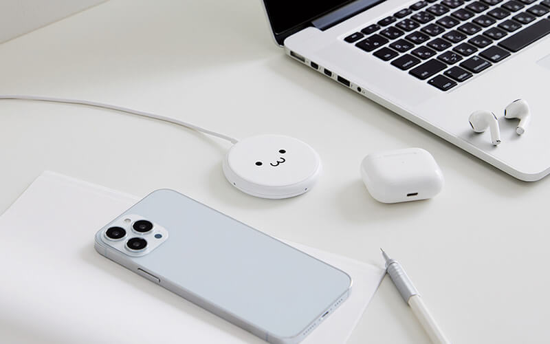 iPhoneの背面カメラと干渉しないコンパクトサイズ