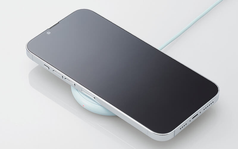 スマートフォンを置くだけで充電が可能。天面には滑り止めパッドを配置