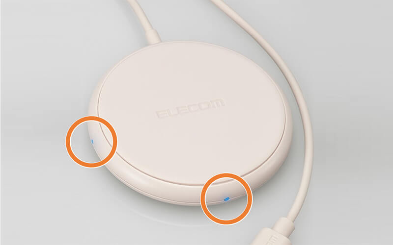 縦置きでも横置きでも充電状態を確認できるようにLEDを2か所に装備