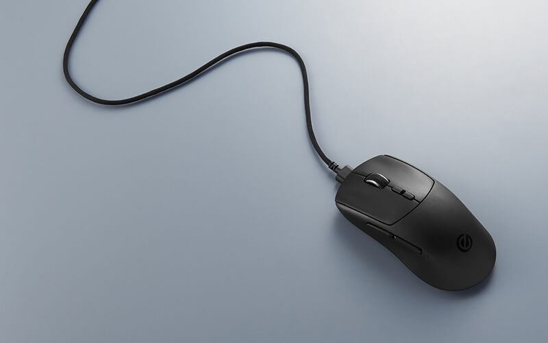 充電中のゲームプレイも快適な、高い柔軟性を持ったパラコード充電ケーブルを採用