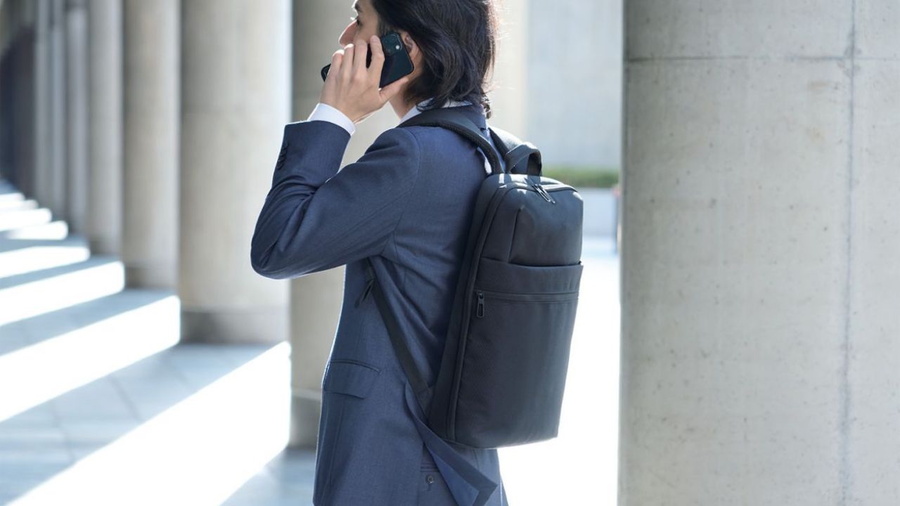 背負ってもスリムな薄型モデル