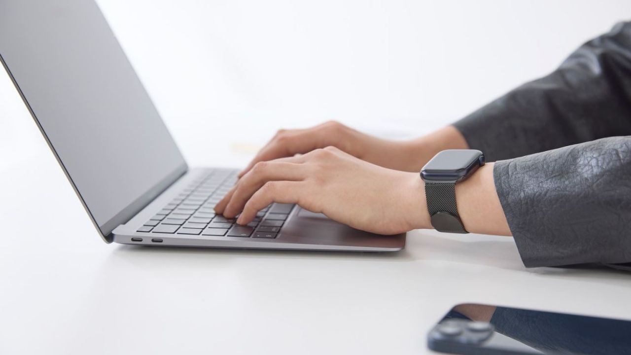 マグネットでピタッとくっつき、つけ外し簡単！しなやかに手首にフィットするミラネーゼタイプ
